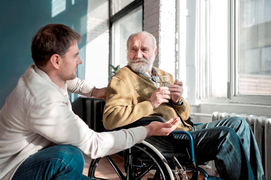 Уход за пожилыми людьми со склерозом: от повседневной помощи до полноценной реабилитации