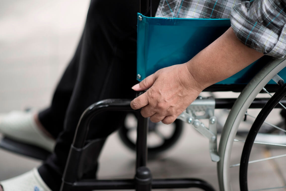 Как выбрать инвалидную коляску для пожилого человека?