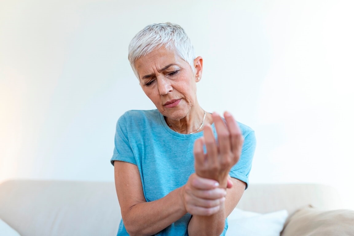Почему болят суставы у пожилых людей?