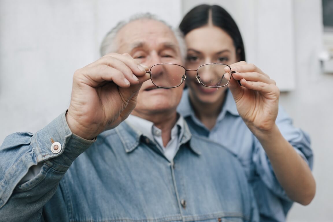 Уход за пожилыми людьми с плохим зрением