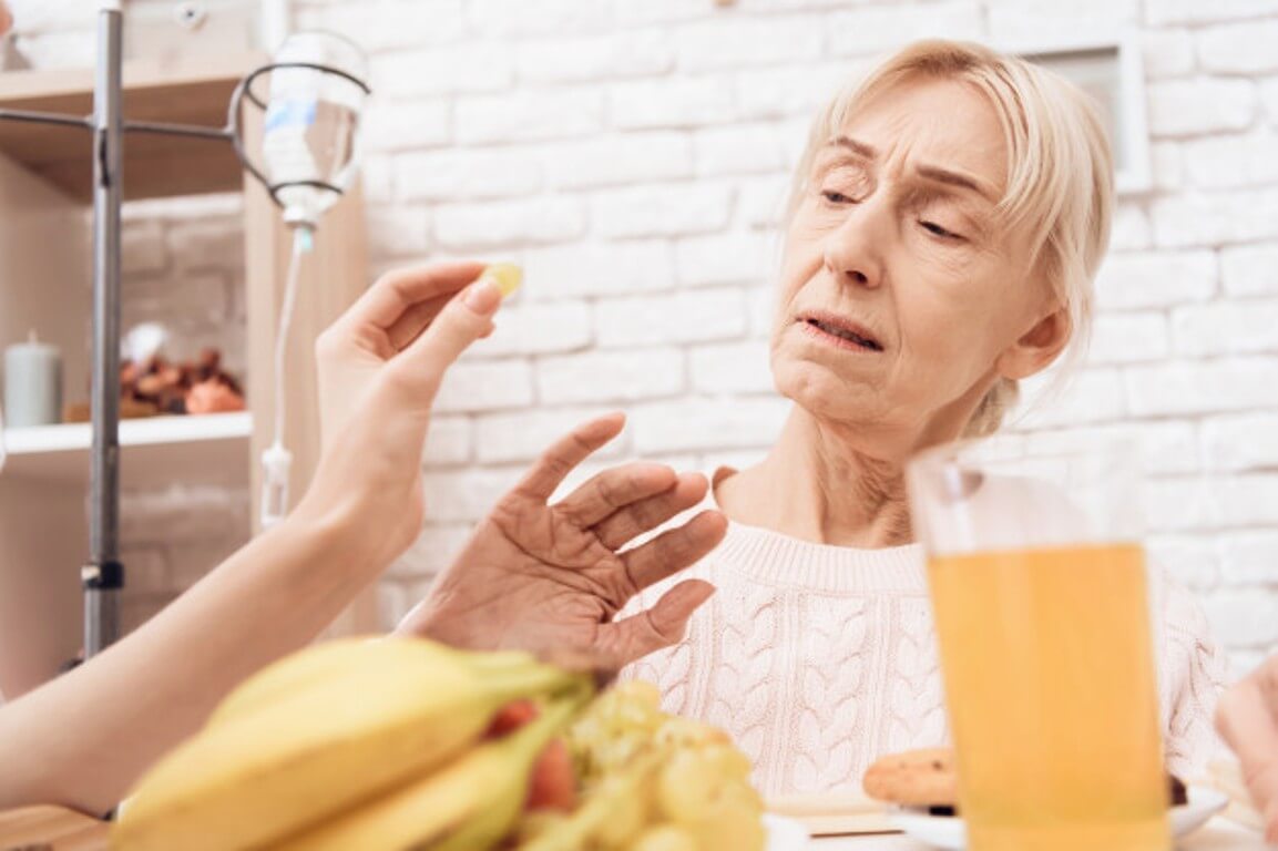 Почему пожилой человек отказывается есть?